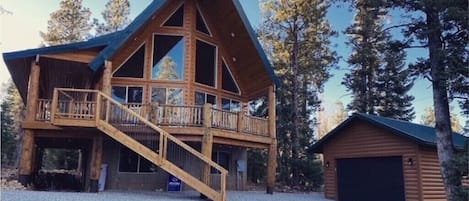 Beautiful, Modern Lodgepole Chalet