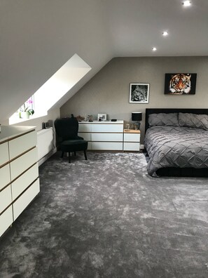 Master / Family Bedroom with dressing area and en-suite bathroom 