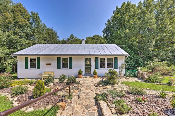 Nellysford Vacation Rental | 2BR | 1BA | 980 Sq Ft | Stairs Required for Entry