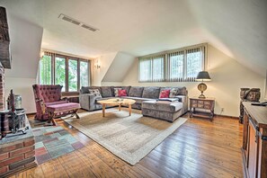 Living Room | Free WiFi | Upper Level