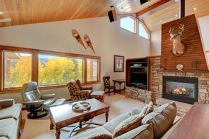 Great room with vaulted ceiling and gas fireplace