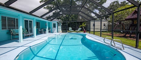 OVERSIZED pool. Spa light, Salt water, Solar heated 