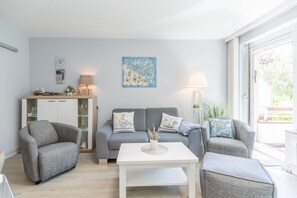 Wohnzimmer mit Sofa uns Sesseln