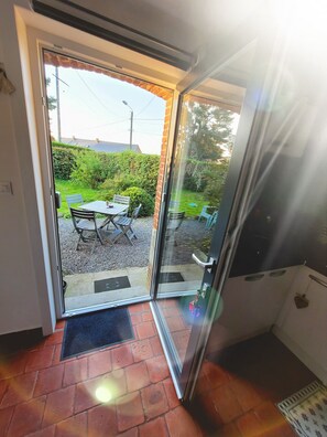 Jardin privatif. Entrée indépendante de chez nous. Nettoyage du logement compris