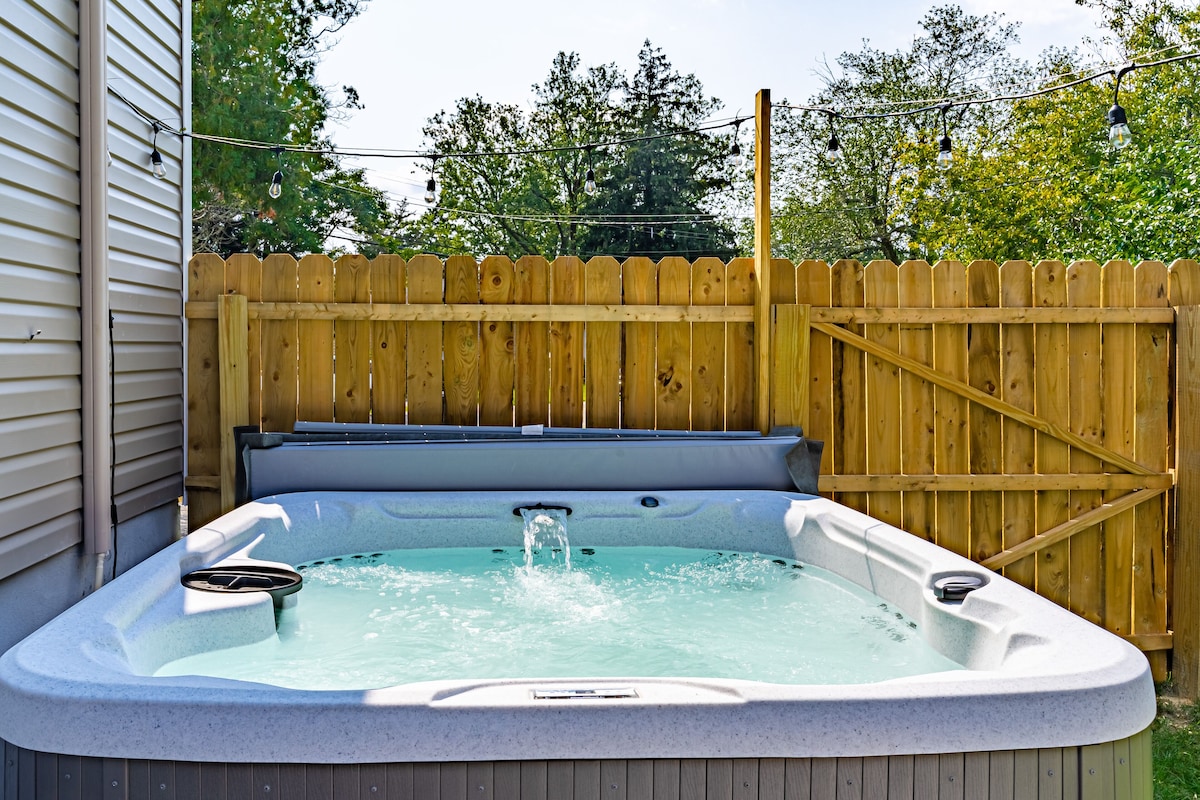 MIDCENTURY MODERN PARADISE – 4BD- HOT TUB  – BAY BEACH  ARCADE-BBQ- FIREPIT !