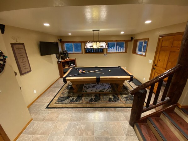 Game room with games for all ages. Good luck leaving this cabin! 