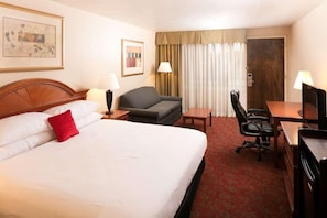 Bedroom with a comfortable King size bed.
Exact unit will be assigned upon arrival. Views, colors and decoration may vary.