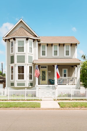 3 Br 2.5 bath 2 story Cottage in walking distance of the Galveston Seawall