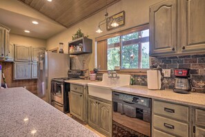 Fully Equipped Kitchen | Dishware & Flatware Provided