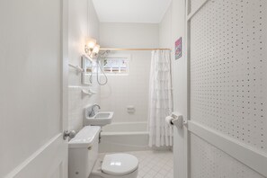 Bathroom with tub/shower