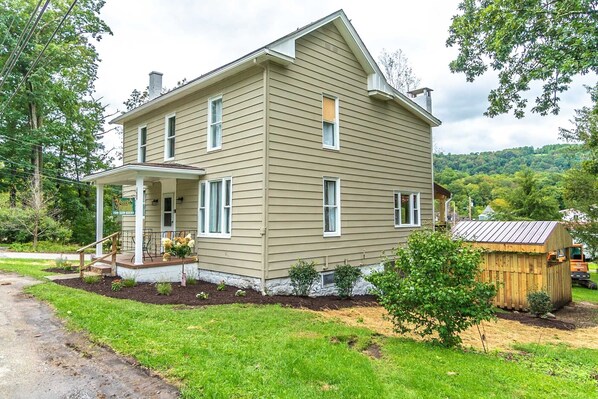 Embark on an extraordinary getaway to our captivating vacation house in the picturesque highlands.