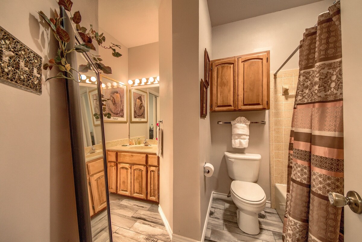 1/1 condo on the Guadalupe River! Dog friendly!