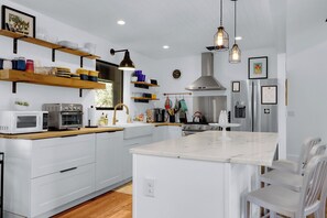 Large kitchen fully equipped with all appliances