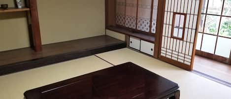 ・ A traditional Japanese-style room. Fine work is applied to the columns and shoji