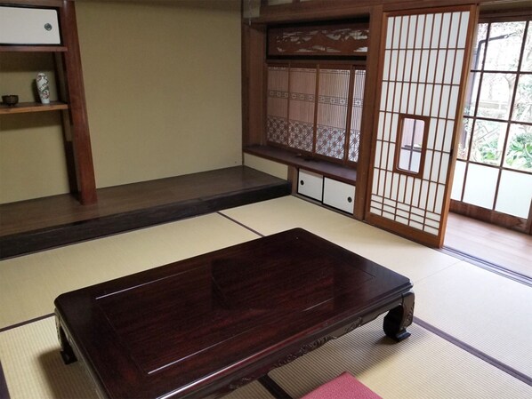 ・ A traditional Japanese-style room. Fine work is applied to the columns and shoji