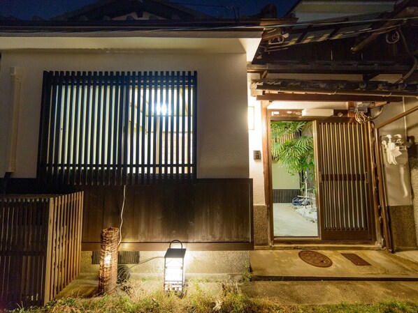 You can see the front garden when you open the lattice door