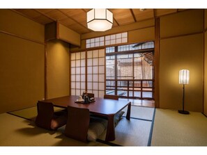 You can enjoy the atmosphere of a teahouse in the courtyard atrium that you can see from the Japanese-style room.