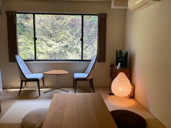 It is a room where you can enjoy the greenery that spreads out through the windows.