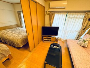 If necessary, the door can be closed to create two separate rooms.