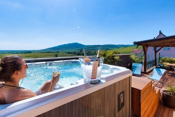 Outdoor spa tub