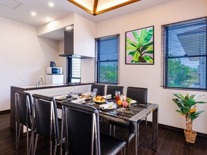 Villa 1 Dining Room: Chic and modern interior