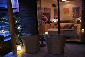 Relax on the terrace where the night breeze is comfortable