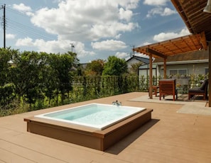 Hot water is also available, so you can use it as an open-air bath.