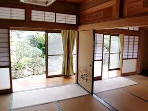 ・ <Room> A large Japanese-style room where you can relax on tatami mats.