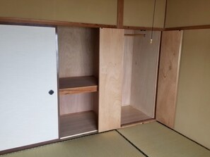 ・ <Storage> It is convenient for long-term stays as it can hold a lot of luggage.