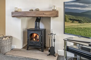 Poacher's Cottage, Leyburn: Cosy sitting room with wood burning stove