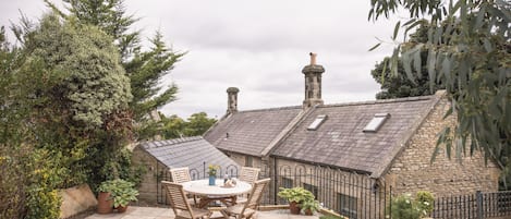 Poacher's Cottage, Leyburn: Roof top views from the garden