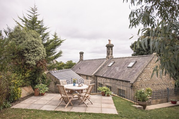 Poacher's Cottage: Roof top views from the garden