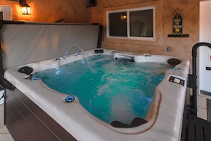 Indoor spa tub
