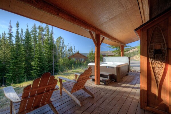 Front porch with private outdoor hot tub, ski-in/ski-out, relax w/views!