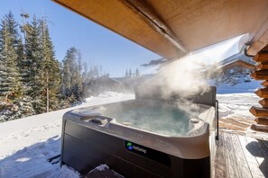 Private outdoor hot tub on the front porch w/views and privacy
