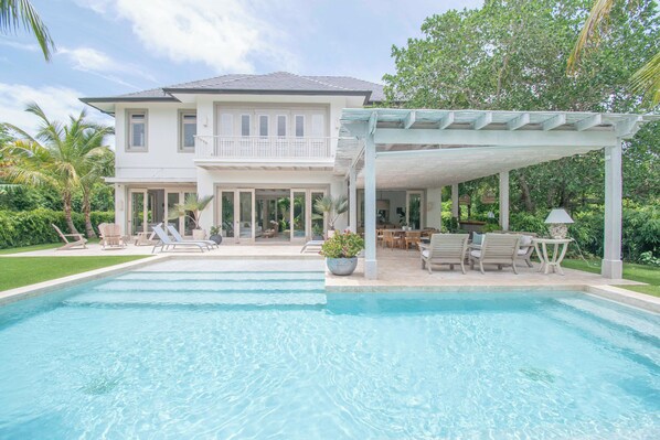 Marina 31- Stylish staffed villa near beach and lagoons in exclusive golf resort (1256)