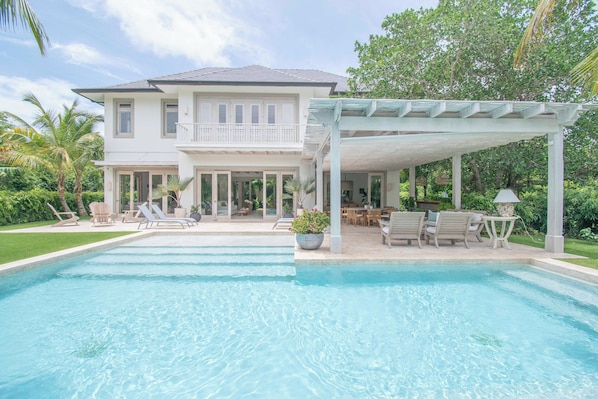 Marina 31- Stylish staffed villa near beach and lagoons in exclusive golf resort (1256)