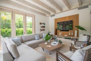 Marina 31- Stylish staffed villa near beach and lagoons in exclusive golf resort (1220)