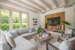 Marina 31- Stylish staffed villa near beach and lagoons in exclusive golf resort (1220)