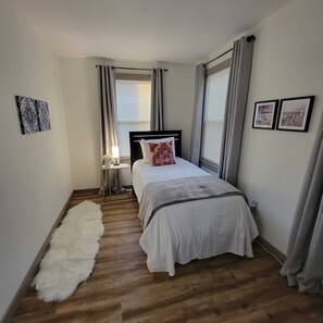 Comfortable Room with a Single Bed, Fresh Linens, and Cozy Pillows