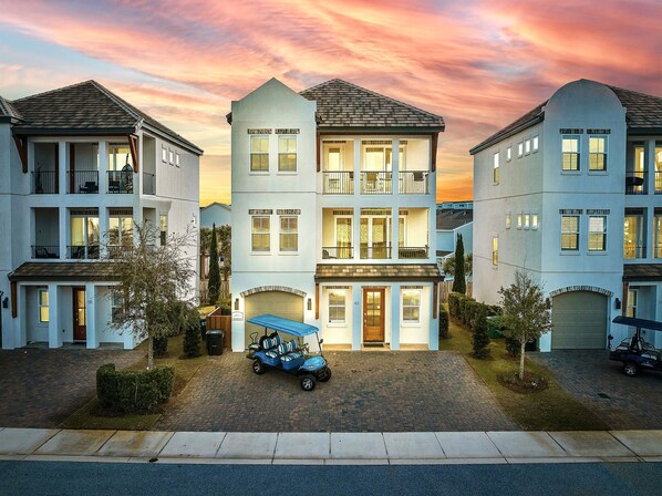 6-seat Golf Cart FREE during your stay! 2 minutes to the beach. Sleeps 15, 6 bedrooms, 5.5 bath, and 10 beds. Game room and bunk rooms. Heated pool across from the house!