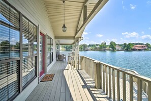 Lake Hamilton Frontage | Fully Renovated Cottage