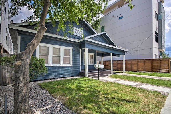 Houston Vacation Rental | 1BR | 1BA | 3 Steps Required for Access