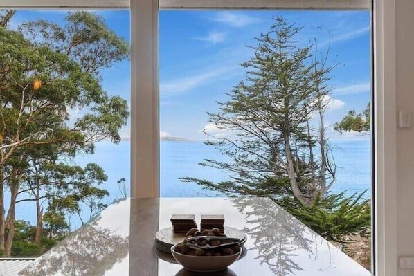 ac Australia Jac Rating, 5 stars ,· April 2024 Gorgeous views, spacious living area, well stocked kitchen and appliances, very clean. We enjoyed our stay! Prefect for a getaway with family and friends