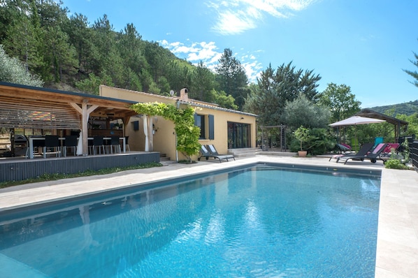 Vue Extérieure avec Terrasse Couverte et Piscine - Villa 26Cost