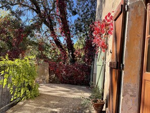 Terrasse au sud donnant accès à la cisine et au salon.