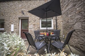 Middehus, Preston under Scar: Outside seating and dining area