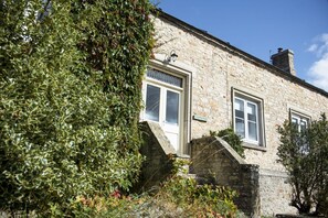 Middehus, Preston under Scar: With the Yorkshire Dales on your doorstep, this is the perfect dog friendly cottage
