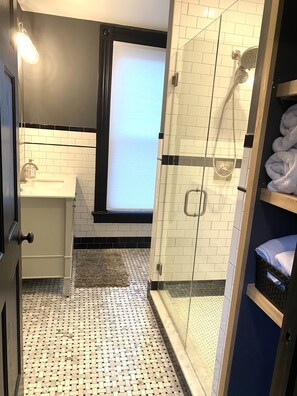 Spacious shower with great water pressure! 