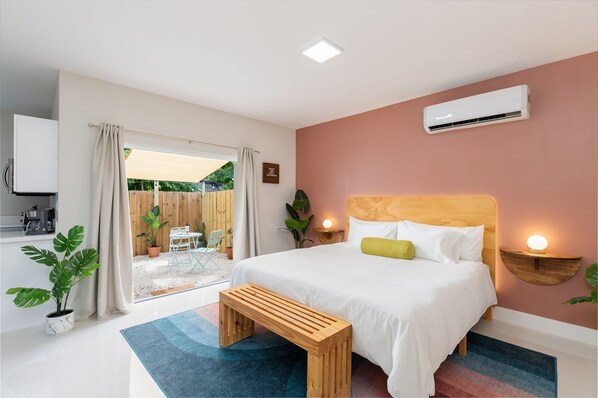 Enjoy our Deco Daydream with KING bed and private outdoor space
